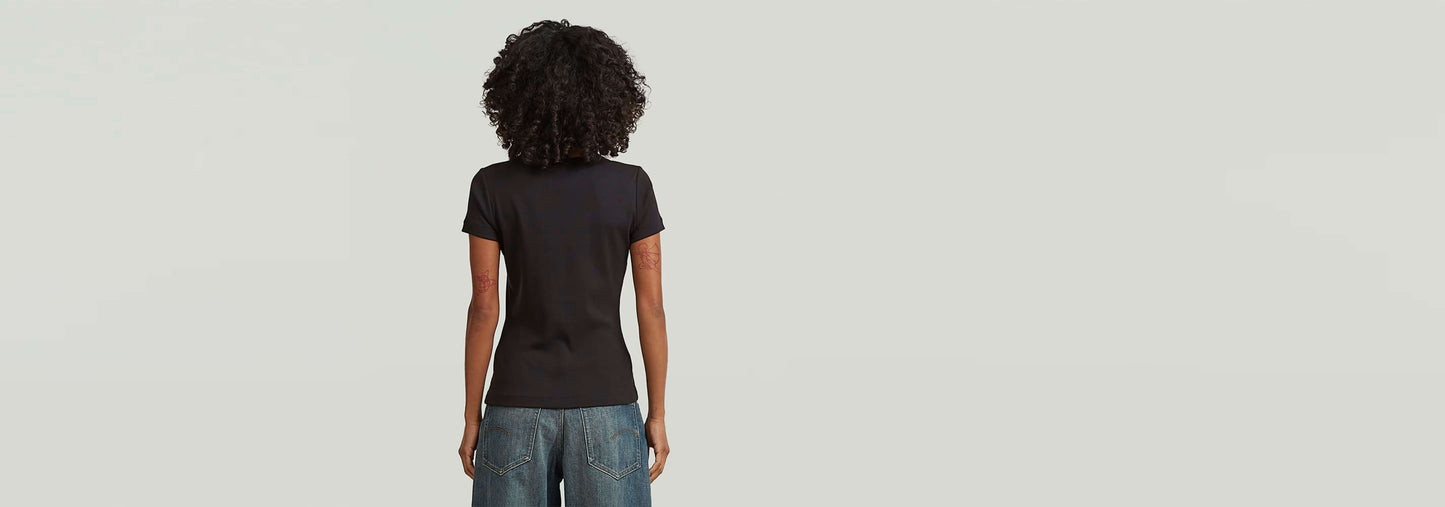 Camiseta Slim Rib vista posterior, con diseño atractivo y cuello redondo, ideal para un look versátil.