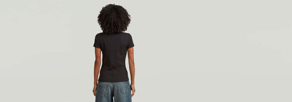 Camiseta Slim Rib vista posterior, con diseño atractivo y cuello redondo, ideal para un look versátil.