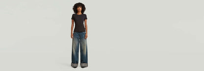 Camiseta Slim Rib modelo con jeans anchos, presentando un look atractivo y moderno.