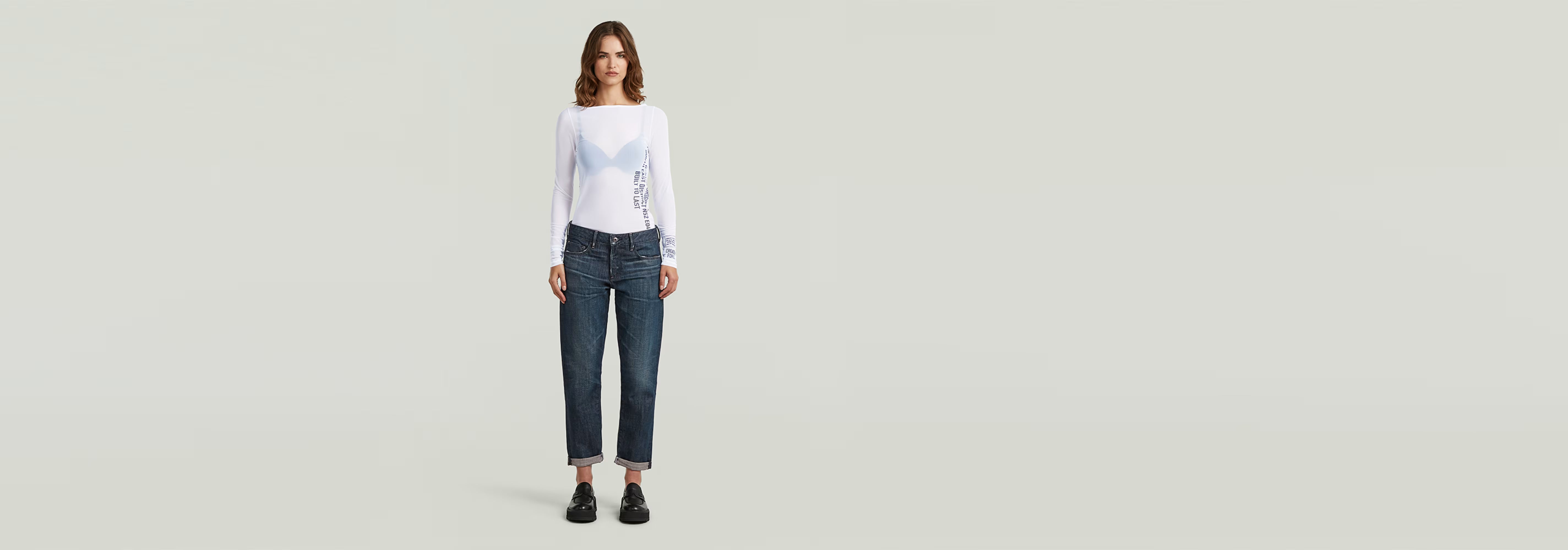 Mujer usando la Camiseta Stencil Boat Slim con jeans, destacando su diseño gráfico y cuello redondo.