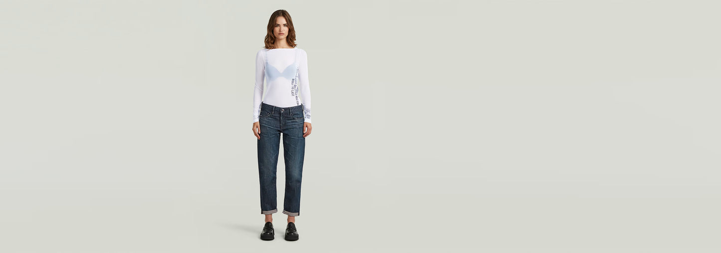 Mujer usando la Camiseta Stencil Boat Slim con jeans, destacando su diseño gráfico y cuello redondo.