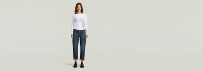 Mujer usando la Camiseta Stencil Boat Slim con jeans, destacando su diseño gráfico y cuello redondo.
