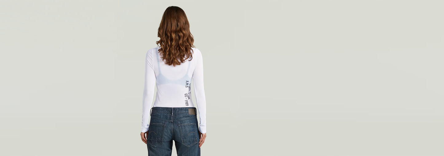 Camiseta Stencil Boat Slim vista posterior, con mangas largas y detalle gráfico en un fondo neutro.