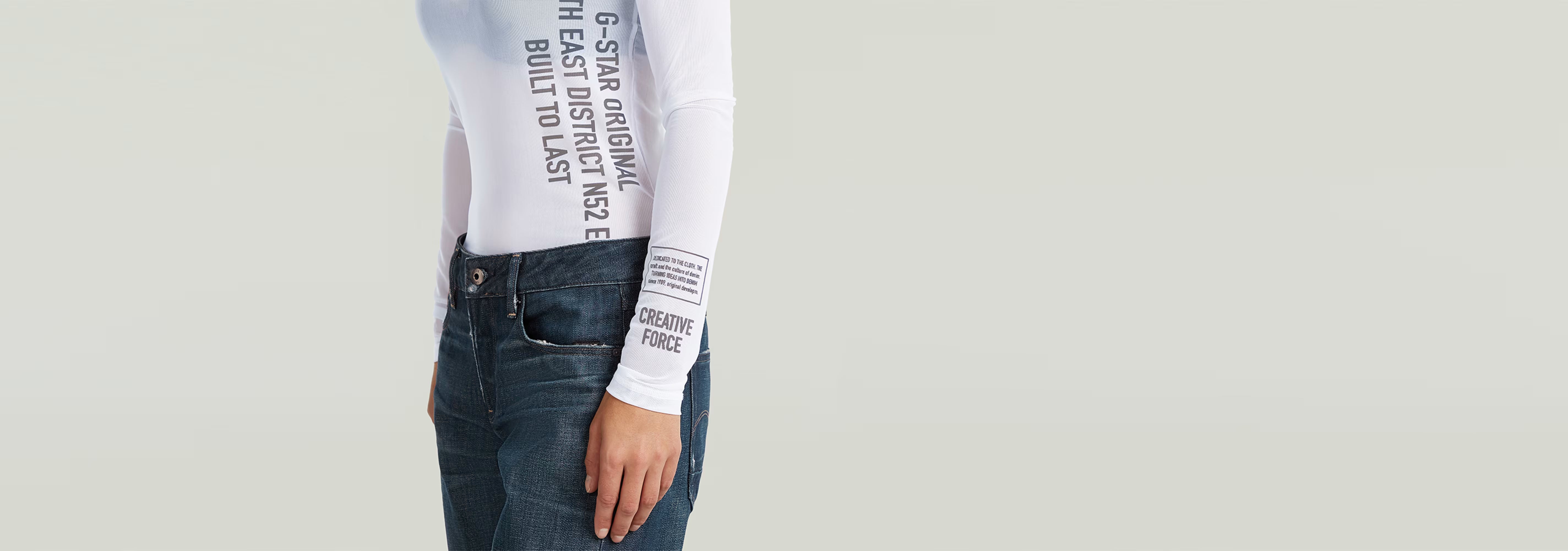 Mujer vistiendo camiseta Stencil Boat Slim con detalle gráfico, mangas largas y cómoda tela ligera.
