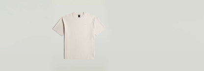 Camiseta Structured Relaxed Base en color claro con corte relajado y cuello redondo, hecha de 100% algodón ecológico.