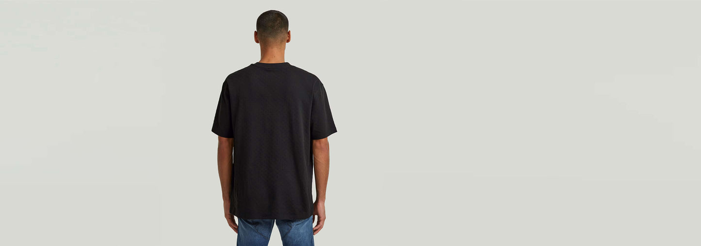 Camiseta Structured Relaxed Base vista trasera en color negro, corte relajado y tela ligera.