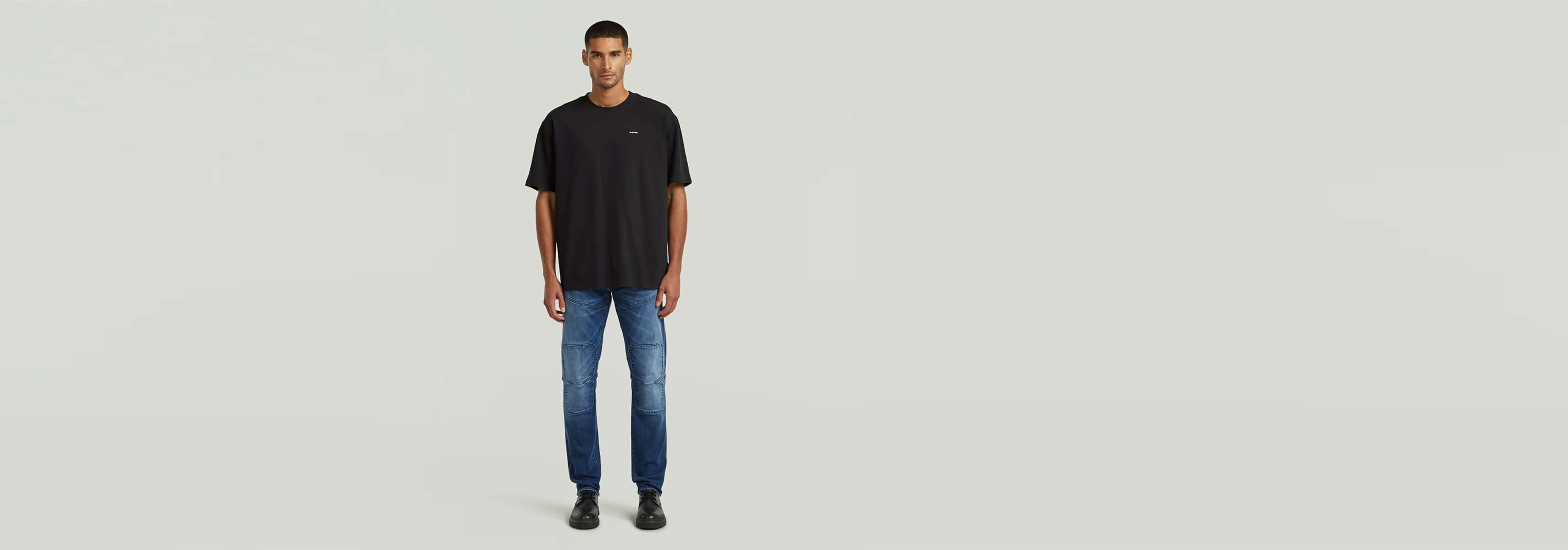 Modelo vistiendo la Camiseta Structured Relaxed Base en color negro con jeans, destacando su estilo moderno y cómodo.
