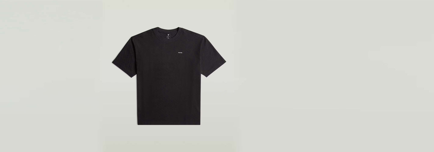 Camiseta Structured Relaxed Base en color negro con corte relajado y cuello redondo, 100% algodón ecológico.