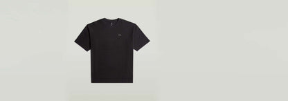 Camiseta Structured Relaxed Base en color negro con corte relajado y cuello redondo, 100% algodón ecológico.