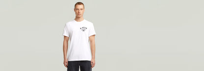 Modelo luciendo la Camiseta Studio AMS blanca con diseño gráfico en el pecho y cuello redondo.