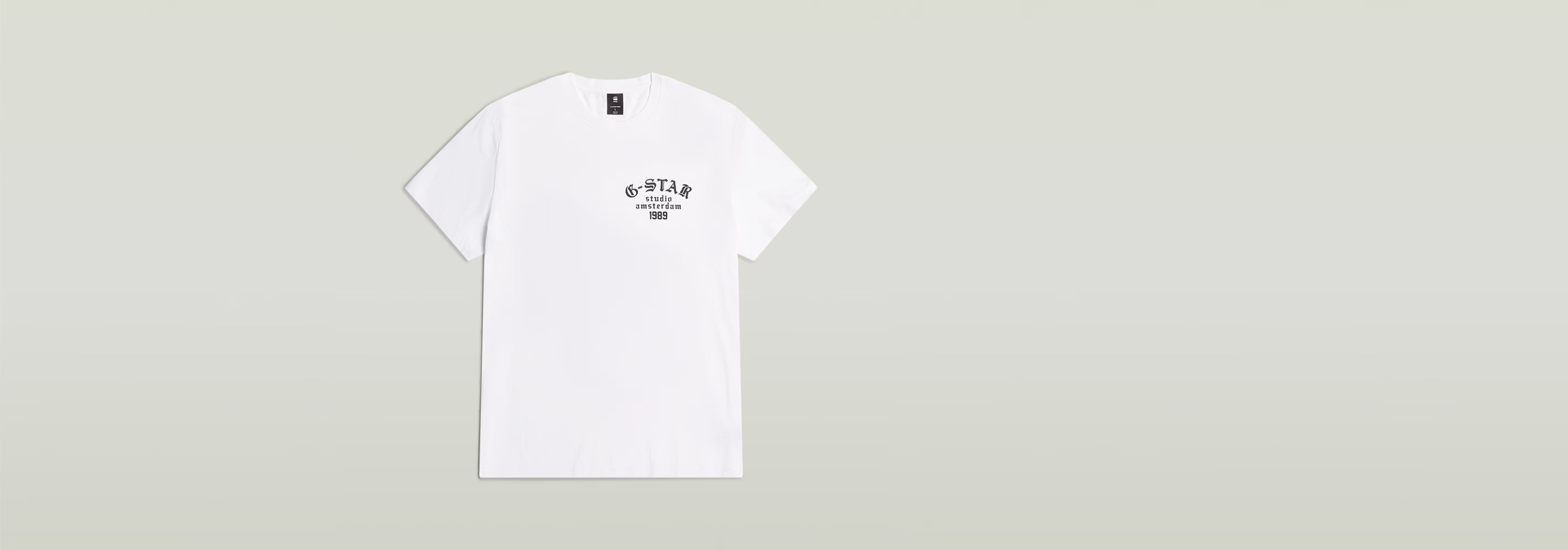Camiseta Studio AMS blanca con estampado gráfico en el pecho y manga corta, 100% algodón ecológico.