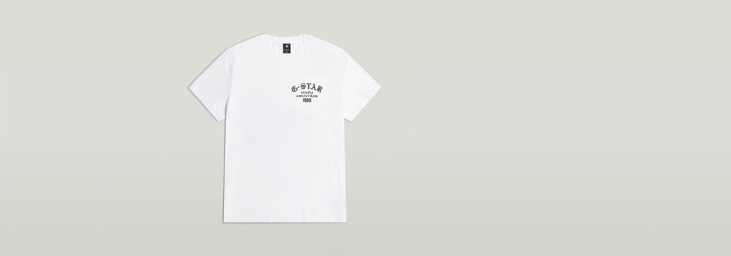 Camiseta Studio AMS blanca con estampado gráfico en el pecho y manga corta, 100% algodón ecológico.