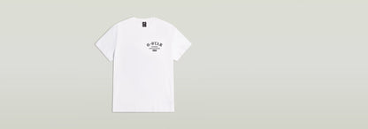Camiseta Studio AMS blanca con estampado gráfico en el pecho y manga corta, 100% algodón ecológico.