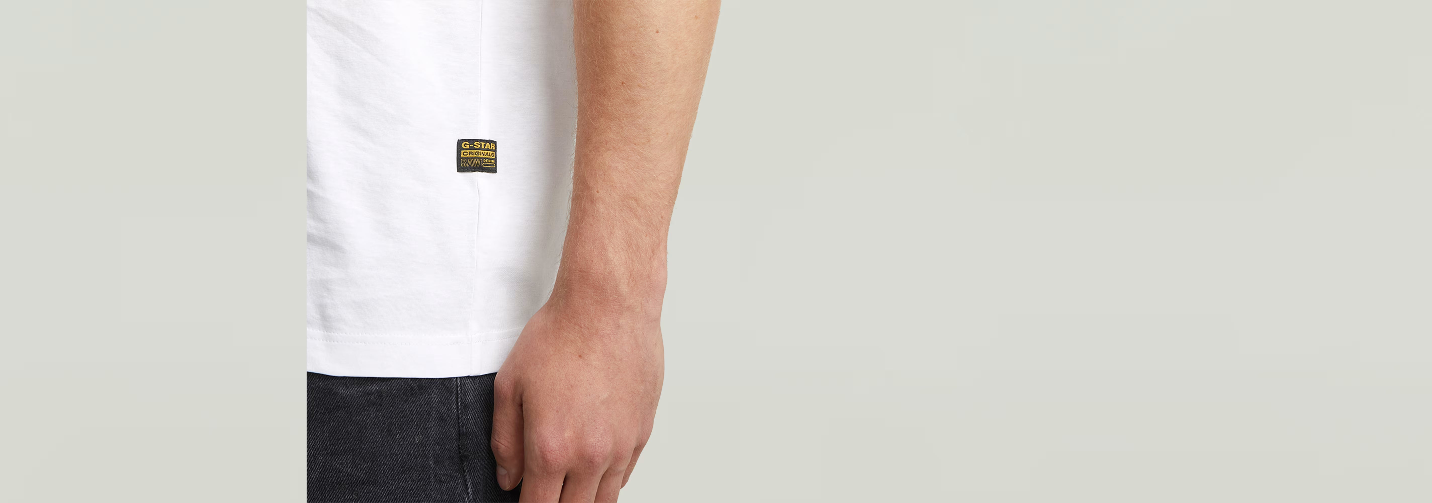 Camiseta Studio AMS en color blanco con etiqueta en el borde y mancha de mano, ideal para un look casual y cómodo.