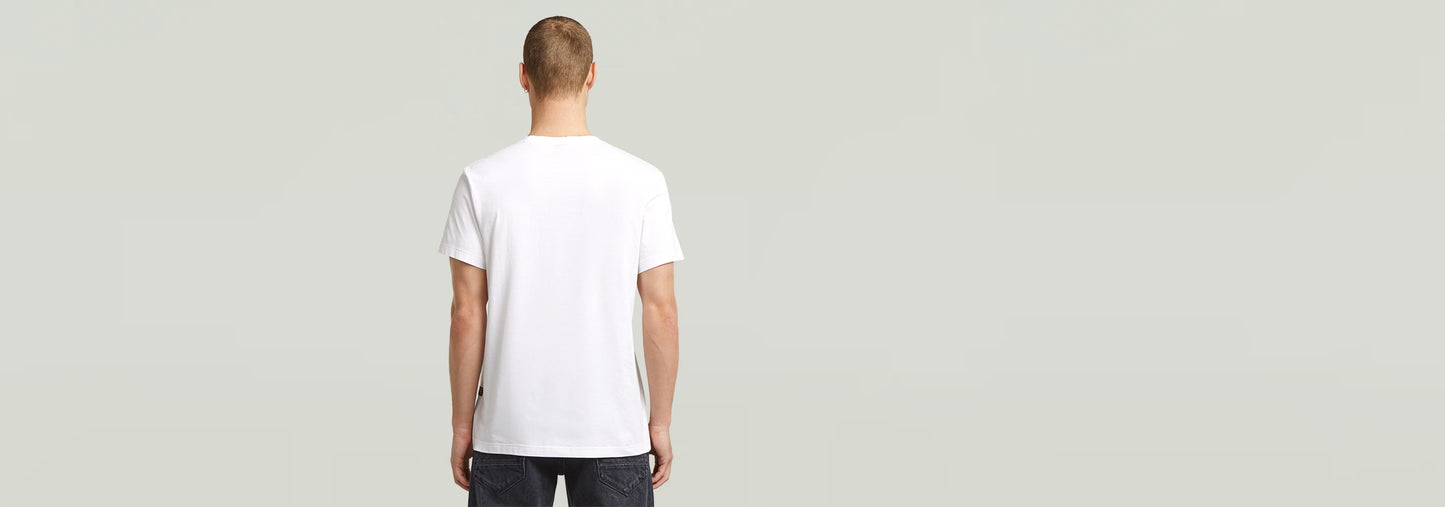 Camiseta Studio AMS vista posterior en color blanco con diseño clásico y manga corta.