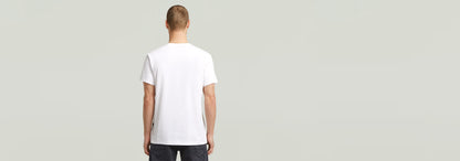 Camiseta Studio AMS vista posterior en color blanco con diseño clásico y manga corta.