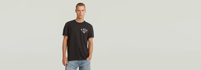 Modelo vistiendo la Camiseta Studio AMS de diseño clásico en color negro con estampado gráfico.