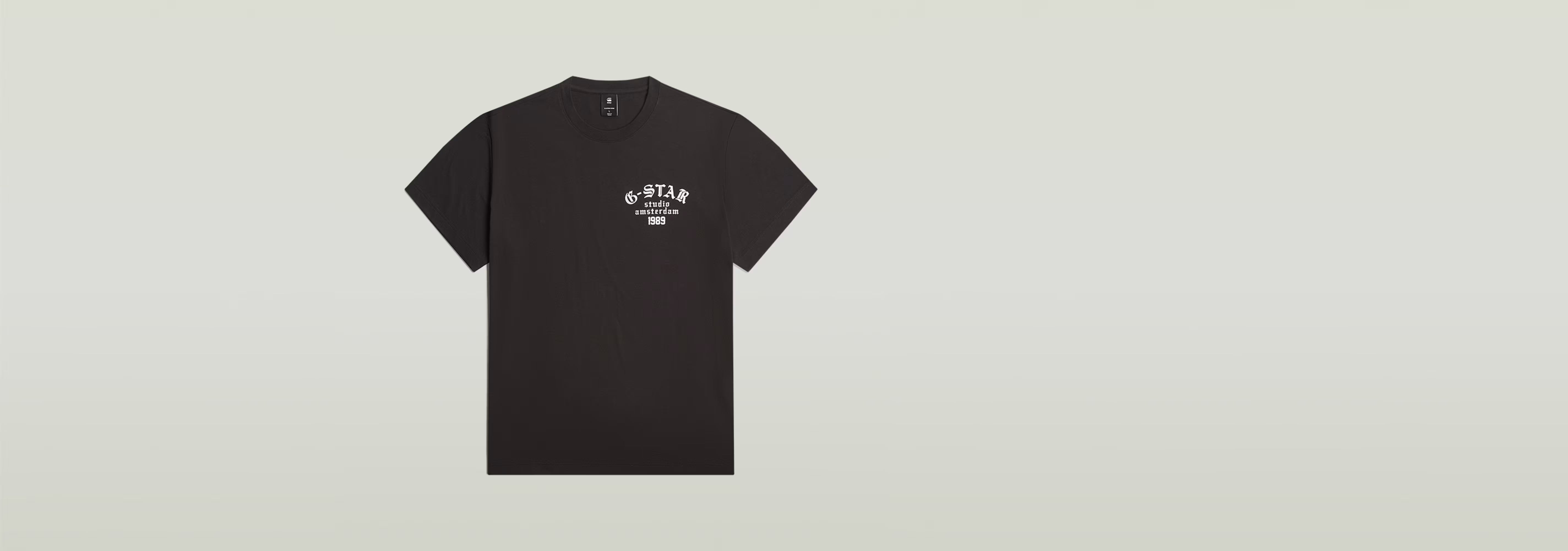 Camiseta Studio AMS de color negro con cuello redondo y estampado gráfico en el pecho, 100% algodón ecológico.