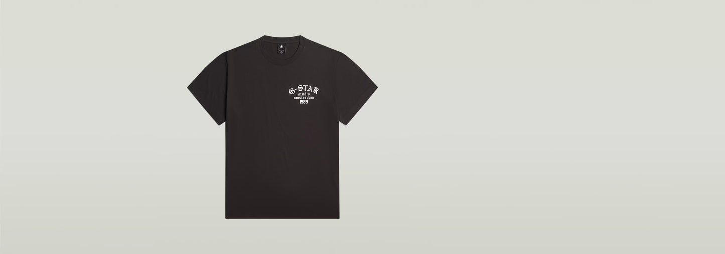 Camiseta Studio AMS de color negro con cuello redondo y estampado gráfico en el pecho, 100% algodón ecológico.
