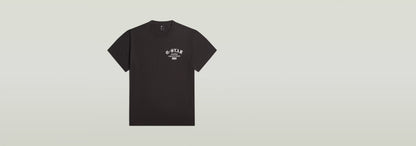 Camiseta Studio AMS de color negro con cuello redondo y estampado gráfico en el pecho, 100% algodón ecológico.