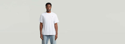 Modelo usando la Camiseta True Regular en blanco con ajuste cómodo y cuello redondo.
