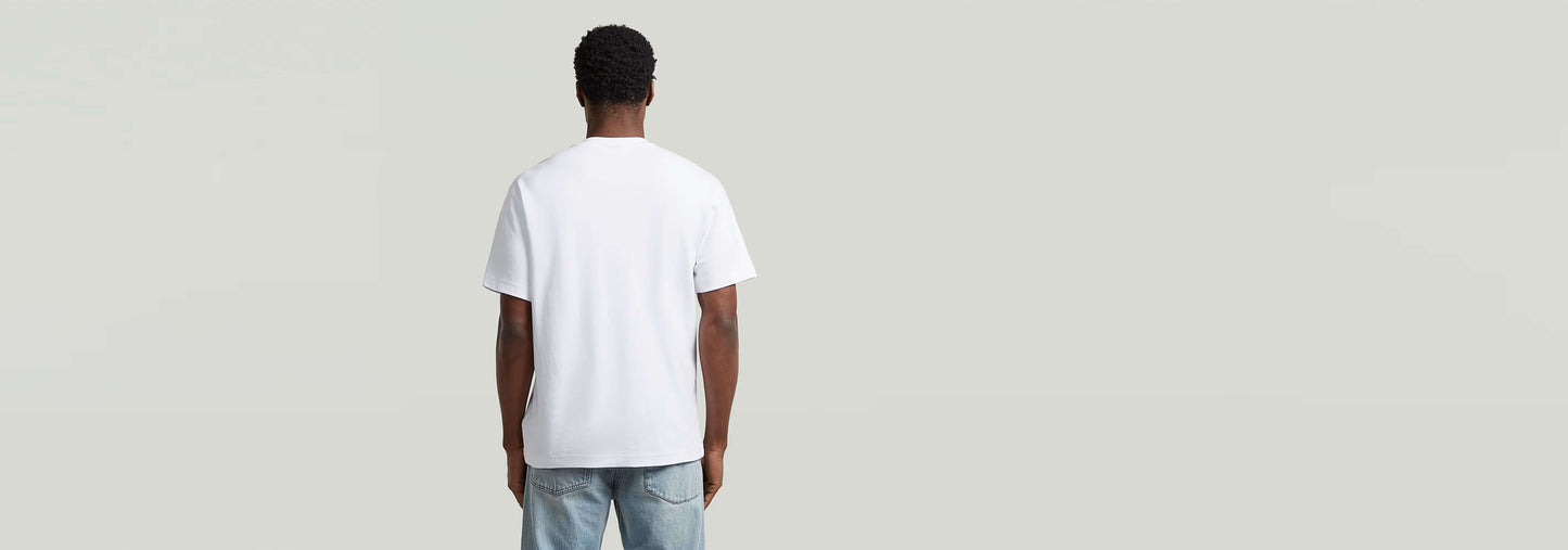 Hombre de espaldas usando la Camiseta True Regular blanca con ajuste clásico.