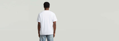 Hombre de espaldas usando la Camiseta True Regular blanca con ajuste clásico.