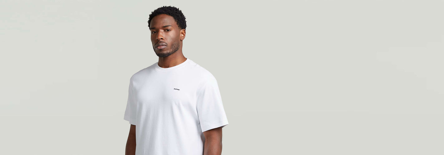 Hombre usando la camiseta True Regular de cuello redondo en color blanco, con estampado gráfico en el pecho.