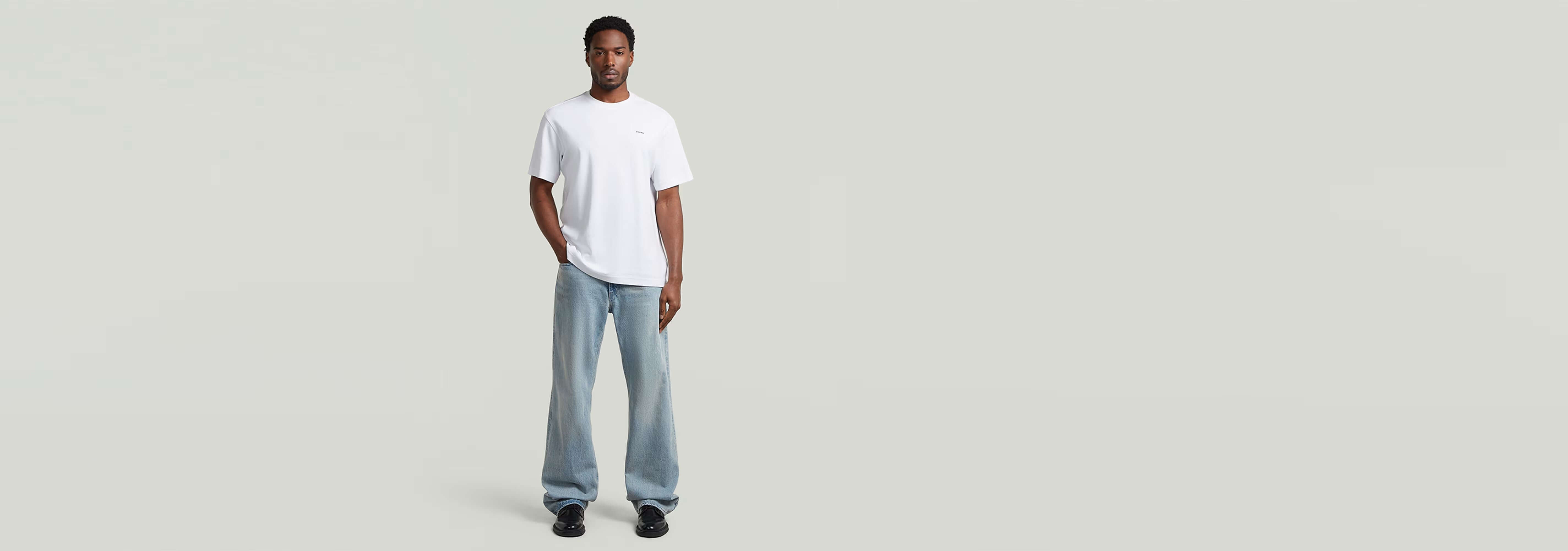 Modelo usando la camiseta True Regular de cuello redondo y manga corta, con pantalones de corte relajado.