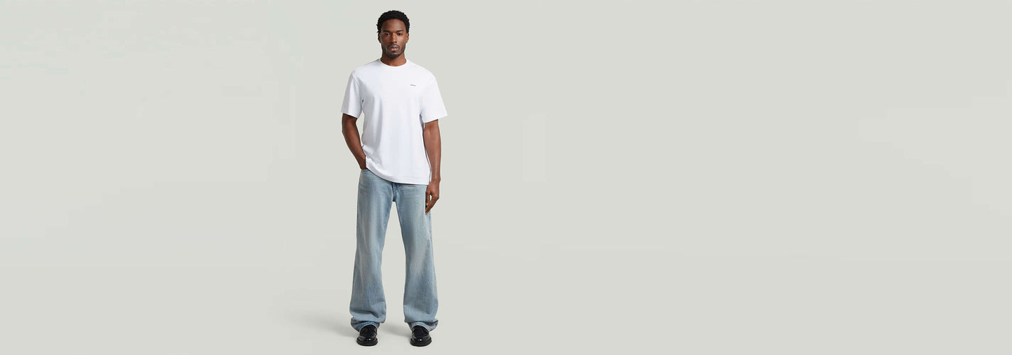 Modelo usando la camiseta True Regular de cuello redondo y manga corta, con pantalones de corte relajado.
