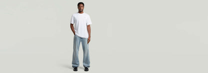 Modelo usando la camiseta True Regular de cuello redondo y manga corta, con pantalones de corte relajado.