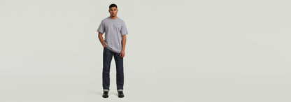 Modelo usando la Camiseta True Regular en color gris, con jeans oscuros y una postura casual.