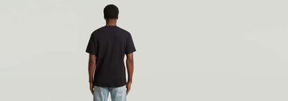 Hombre de espaldas vistiendo la Camiseta True Regular negra, mostrando su diseño clásico y ajuste cómodo.