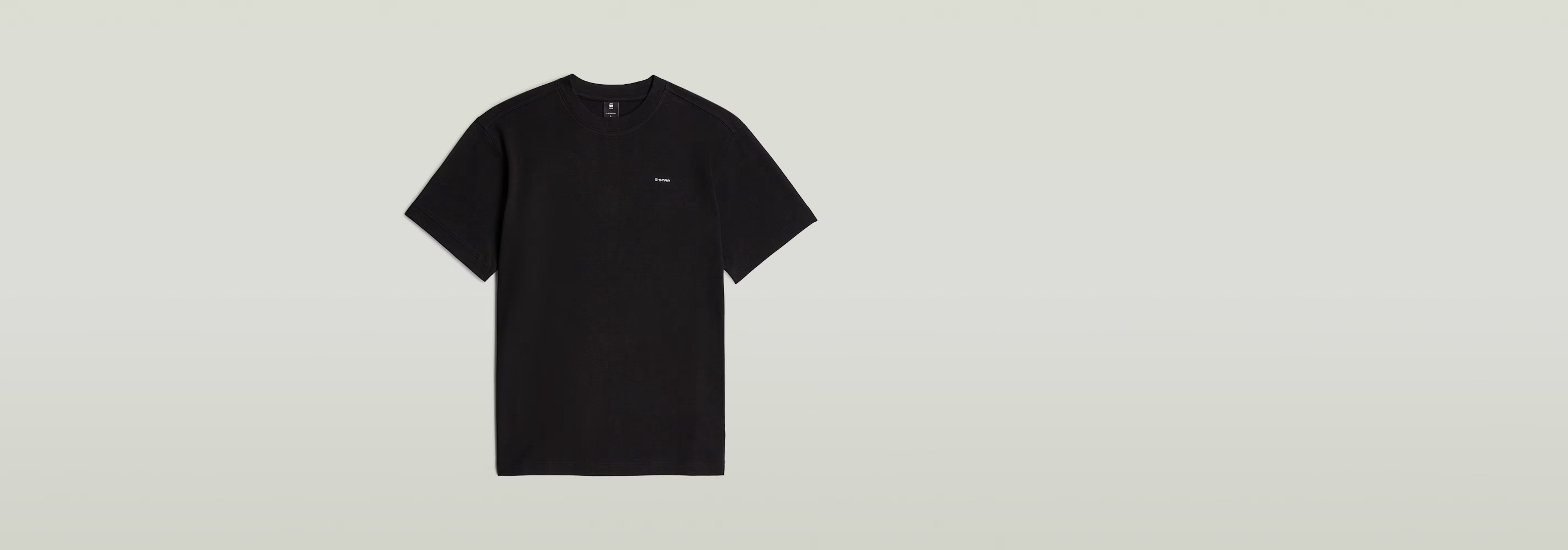 Camiseta True Regular en color negro con cuello redondo y manga corta, hecha de algodón ecológico.
