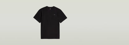 Camiseta True Regular en color negro con cuello redondo y manga corta, hecha de algodón ecológico.