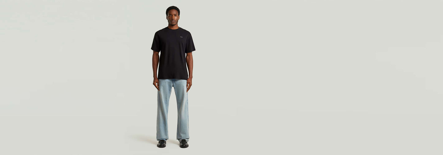 Modelo usando la camiseta True Regular de cuello redondo, ajustada y de 100% algodón, con jeans claros.