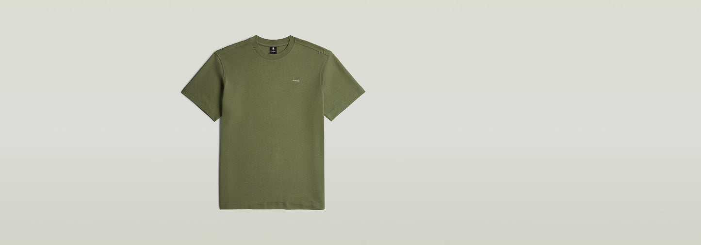 Camiseta True Regular en color verde oliva con cuello redondo y manga corta, confeccionada en algodón ecológico.
