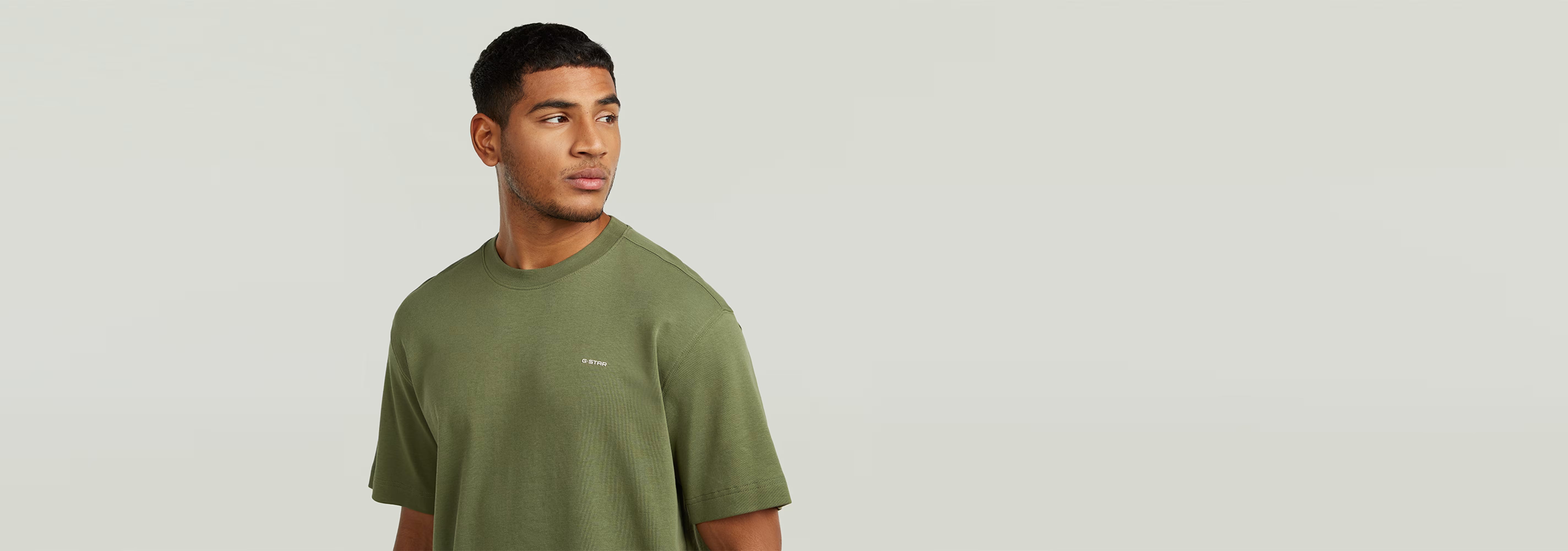 Modelo vistiendo camiseta True Regular en color verde claro, con cuello redondo y manga corta.