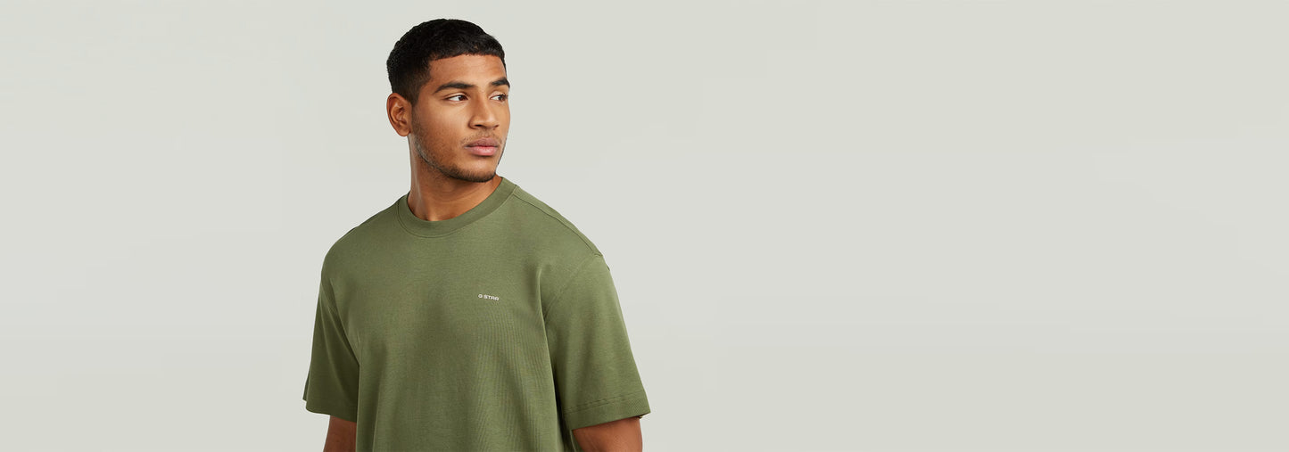Modelo vistiendo camiseta True Regular en color verde claro, con cuello redondo y manga corta.