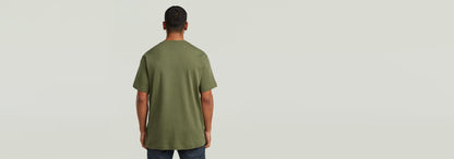 Hombre de espaldas usando la camiseta True Regular de color verde, con cuello redondo y ajuste regular.