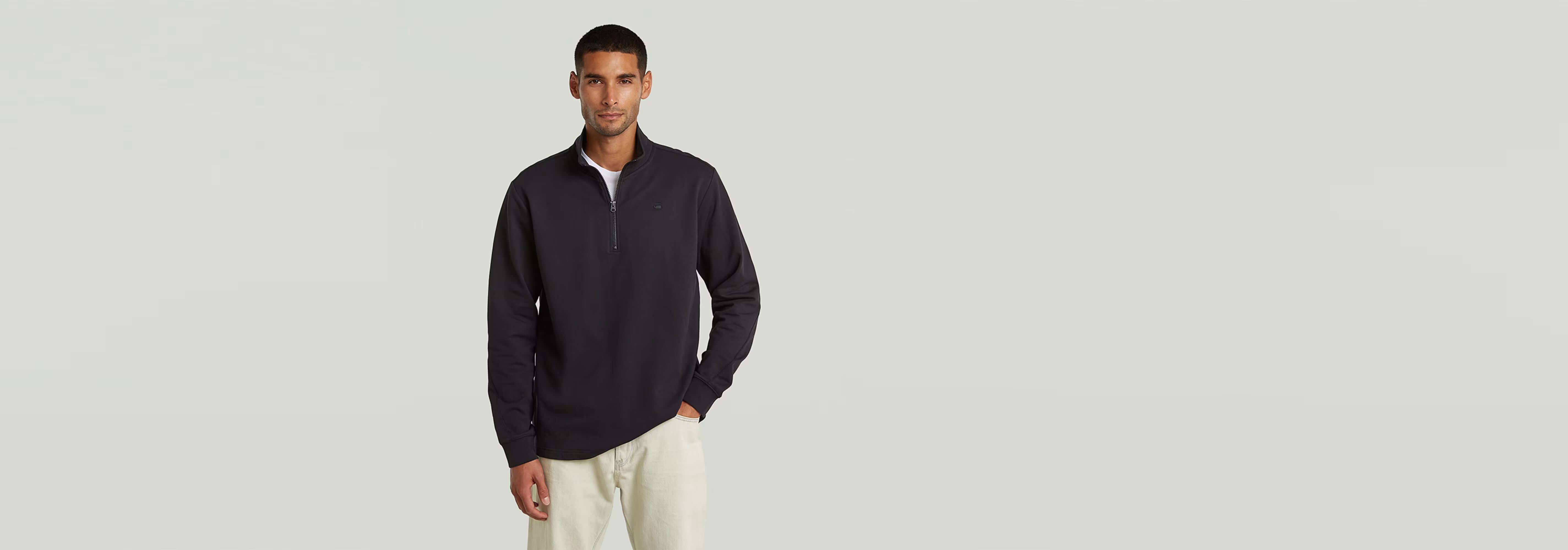 Camiseta Tweeter Half Zip Long Sleeve modelo de manga larga en color oscuro, con cierre de cremallera y diseño moderno.
