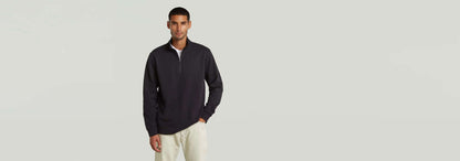 Camiseta Tweeter Half Zip Long Sleeve modelo de manga larga en color oscuro, con cierre de cremallera y diseño moderno.
