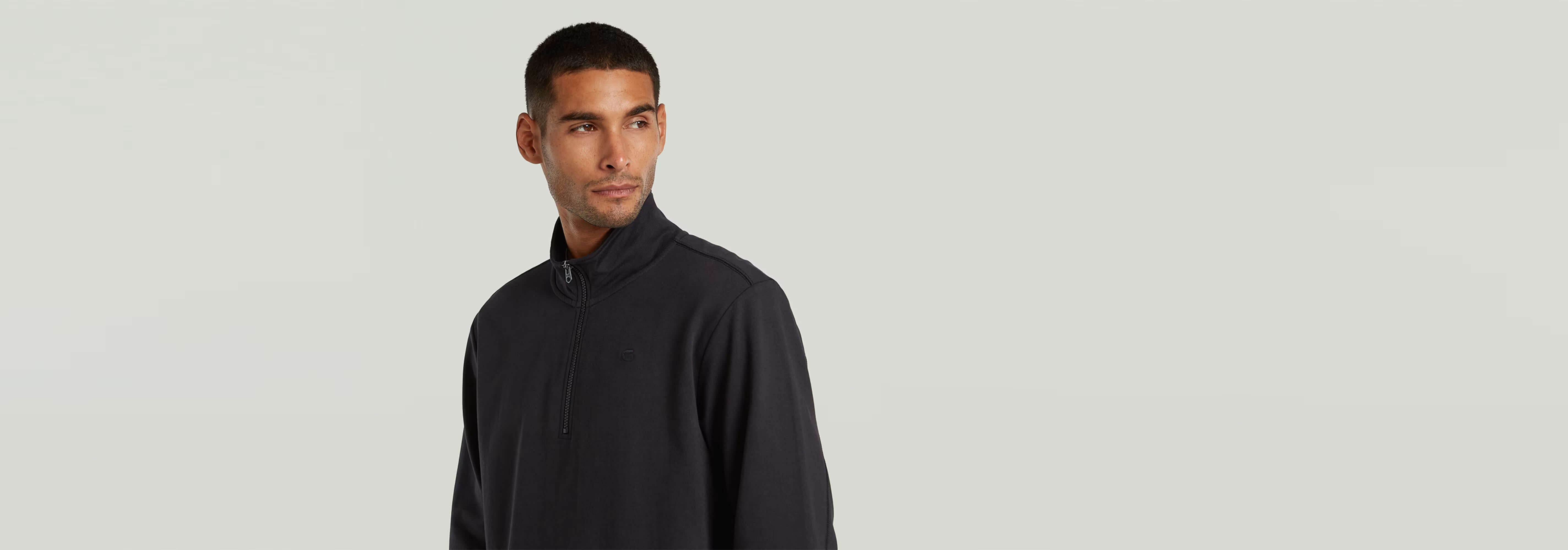 Hombre usando la Camiseta Tweeter Half Zip Long Sleeve de manga larga y cuello alzado.