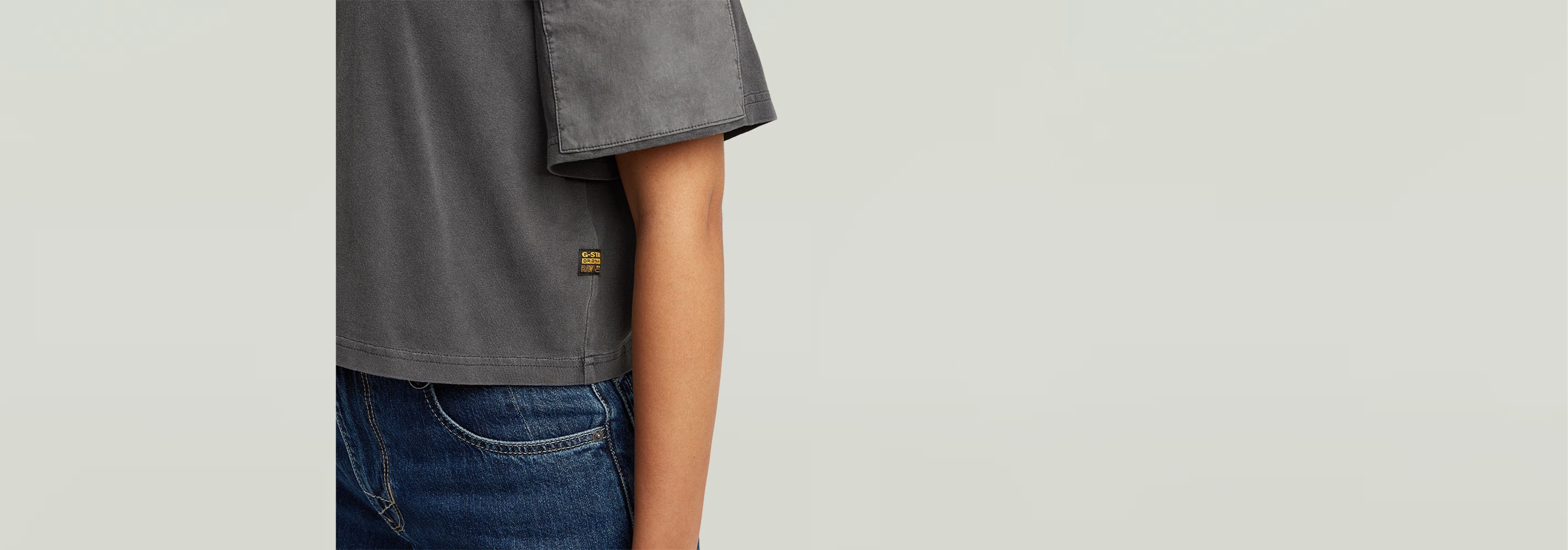 Camiseta Washed Mix Boxy Cropped con corte relajado y efecto lavado, acompanha jeans para un look informal.