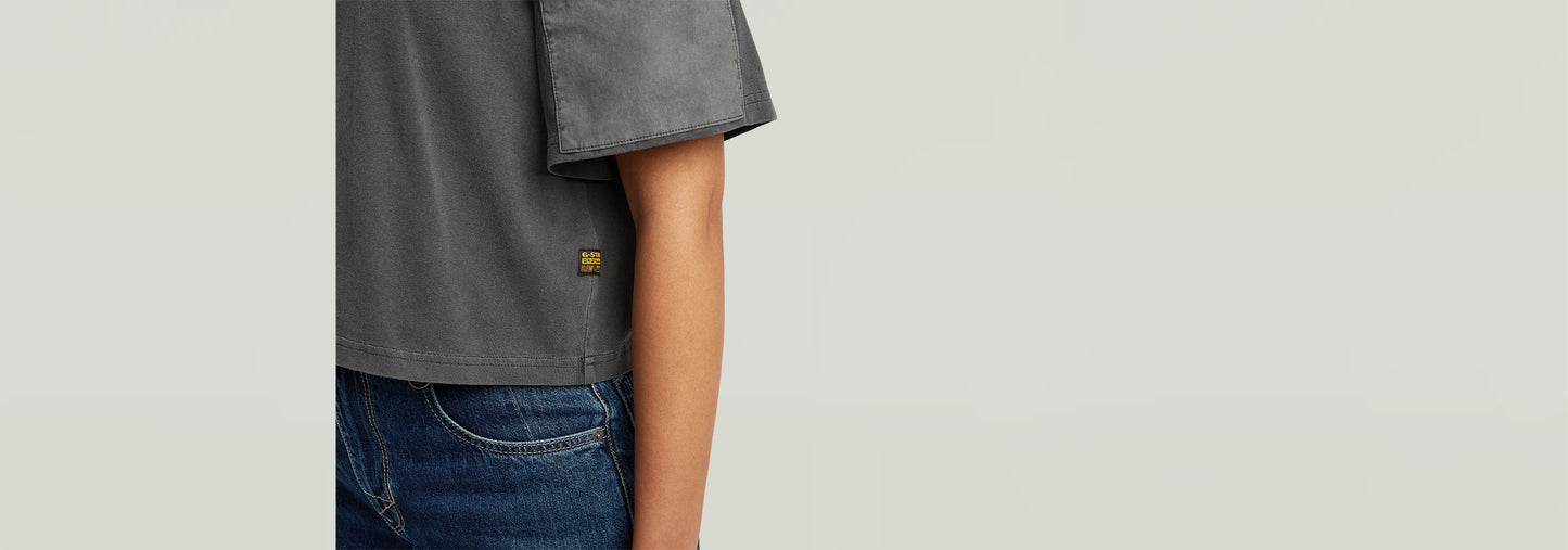 Camiseta Washed Mix Boxy Cropped con corte relajado y efecto lavado, acompanha jeans para un look informal.