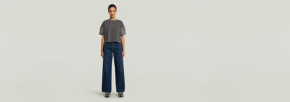 Mujer luciendo la Camiseta Washed Mix Boxy Cropped con jeans de talle alto en un fondo neutro.