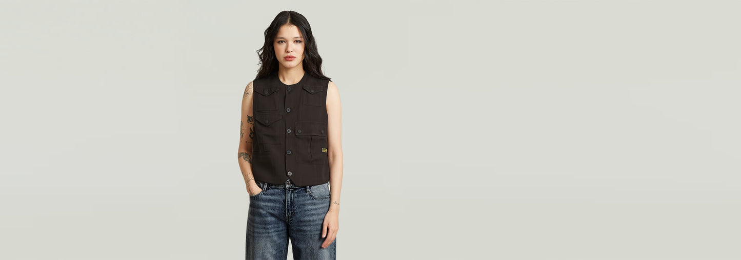 Chaleco Pocket en color negro, con ajuste a medida y bolsillos funcionales para un look elegante y versátil.