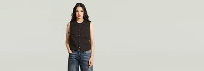 Chaleco Pocket en color negro, con ajuste a medida y bolsillos funcionales para un look elegante y versátil.