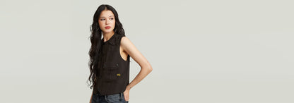 Chaleco Pocket en color negro con bolsillos, ajuste a medida y diseño elegante, modelo femenino.