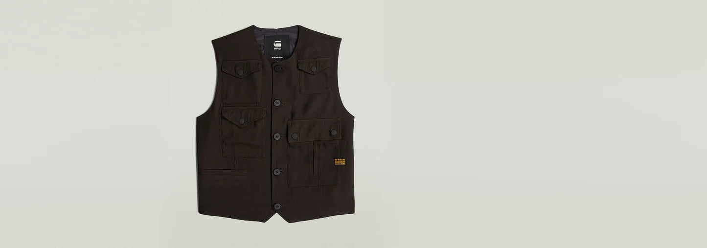 Chaleco Pocket en color negro con cierre de botones y bolsillos funcionales, diseño elegante y moderno.